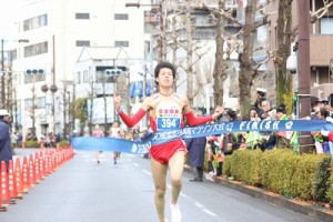 10キロの部の男子は、高校生の越川堅太さん（東京実業高校）がトップでゴール。