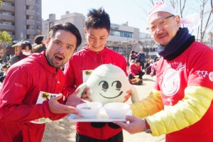 八戸出身で当日、販売を担当していた小山真央さんと